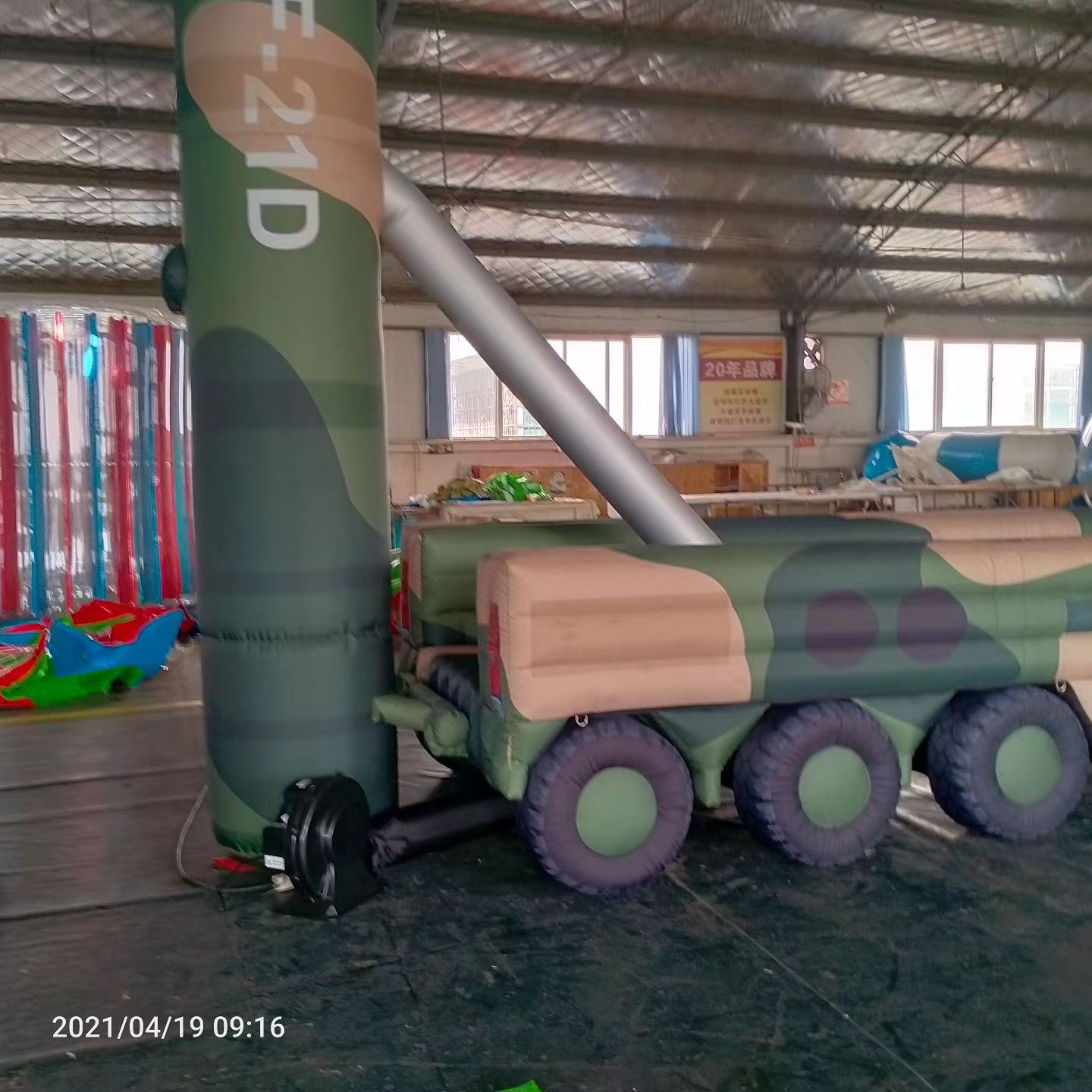 郊区军事演习中的充气目标车辆：模拟发射车雷达车坦克飞机